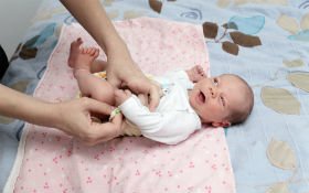 Körpəni gəzinti üçün geyindiririk