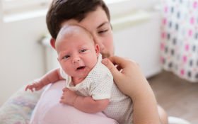 Körpəyə qusmağa necə kömək etməli